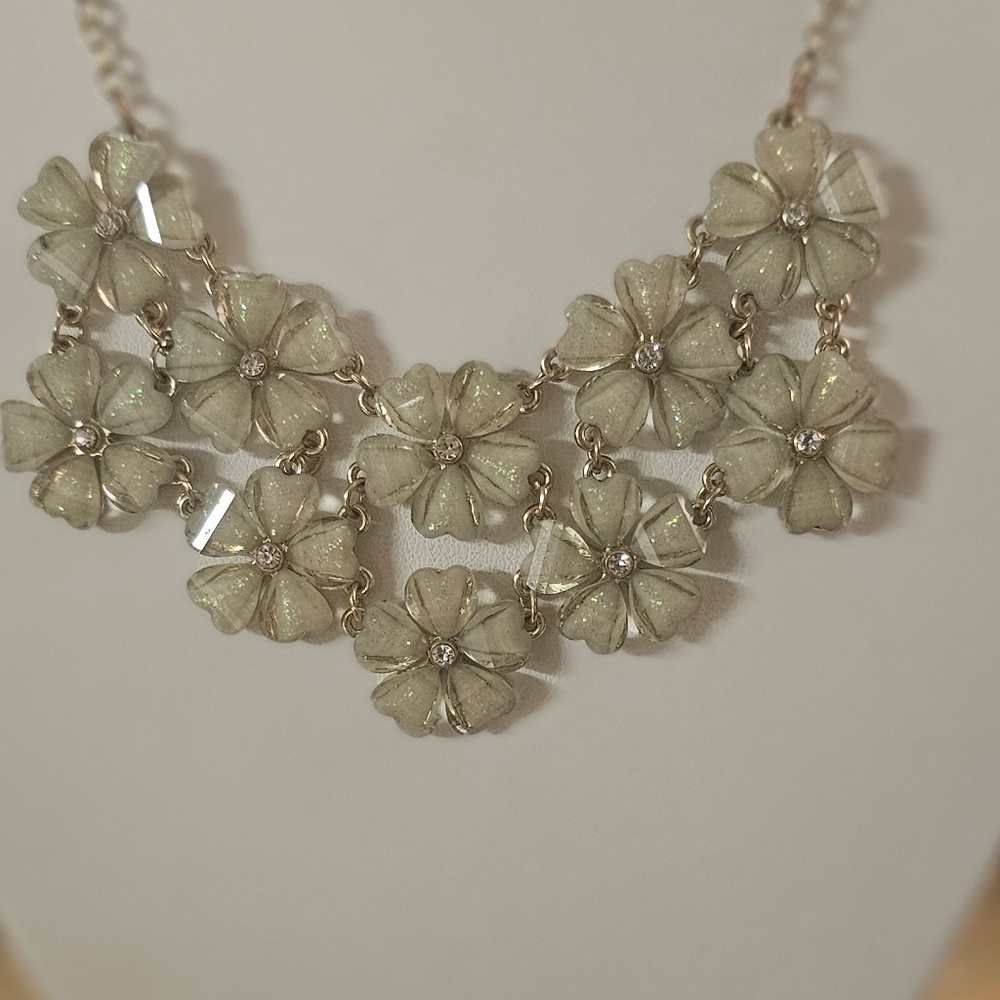 Vintage Signed Flower Necklace. - Picture 2 of 7